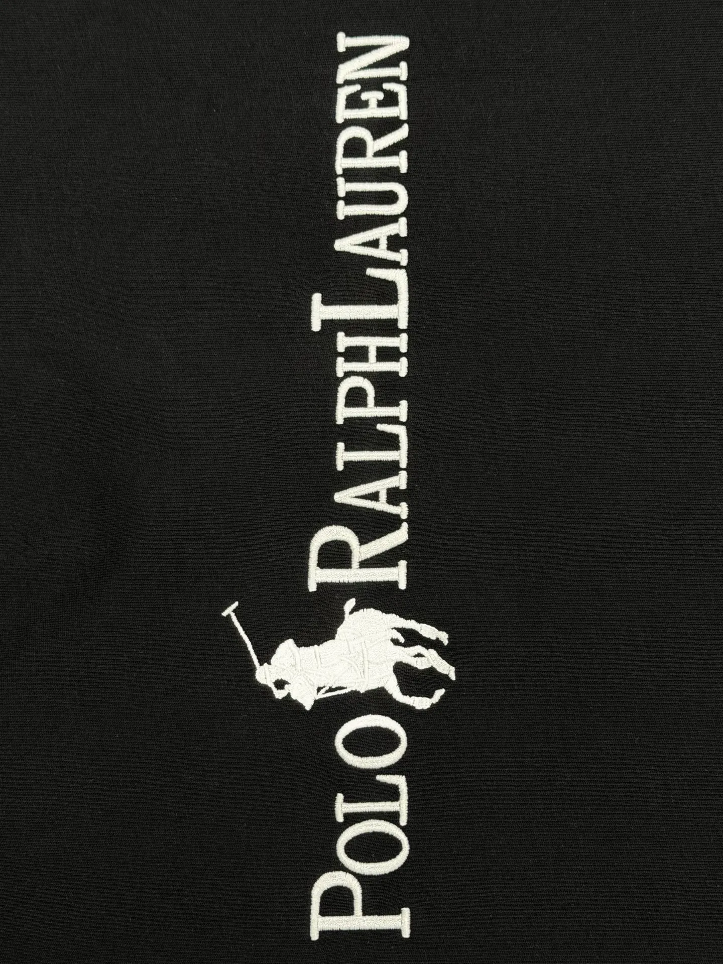 P160 [High Quality]Ralph Lauren*Ralph Lauren embroidery micro-label simple‼ ️Short-sleeved T-shirt 💗Ralph Lauren classic short-sleeved T-shirt, custom-made 280g pure cotton fabric, soft and breathable, classic horseback golf🏌️ embroidery on the chest, logo + logo embroidery on the back, simple and recognizable. Round neck design, neat tailoring, customized 280g pure cotton fabric, soft and smooth to the touch, great breathability, super comfortable to wear in summer! The same loose version for men and women, OK to wear alone or layered, versatile ~ 𝐂𝐎𝐋𝐎𝐔𝐑: black white 𝐒𝐈𝐙𝐄: S-xL Size chart: S: Shoulder width 51 - Bust 55 - Clothing length 70 M: Shoulder width 53 - Bust 57 - Clothing length 72 L: Shoulder width 55 - Bust 59 - Clothing length 74 XL: Shoulder width 57 - Bust 61 - Clothing length 76